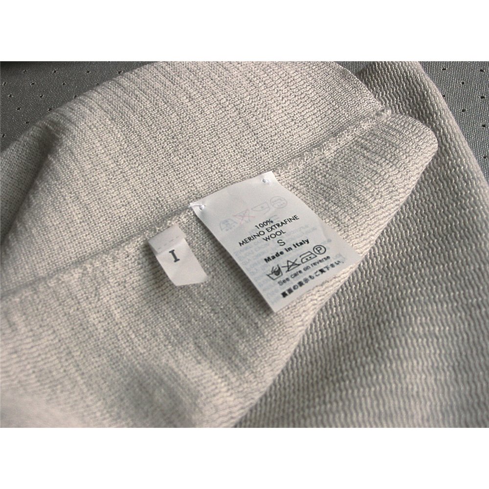 Non-adhesive nylon label for TTh roll fabrics non adhesive nylon label on textile sewn en
