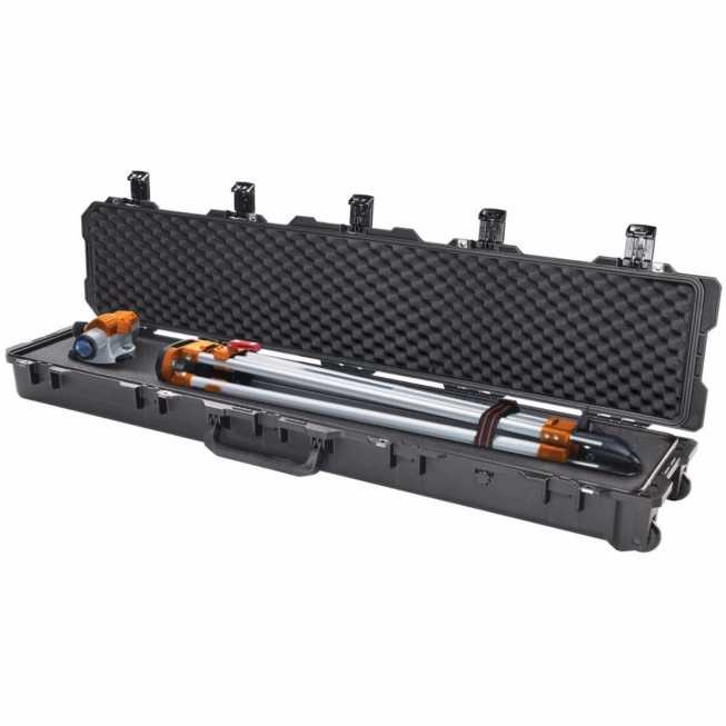 Mallette de transport etanche ouverte avec mousse vide cent quarante deux cm de long Mallette de transport etanche ouverte avec mousse vide cent quarante deux cm de long