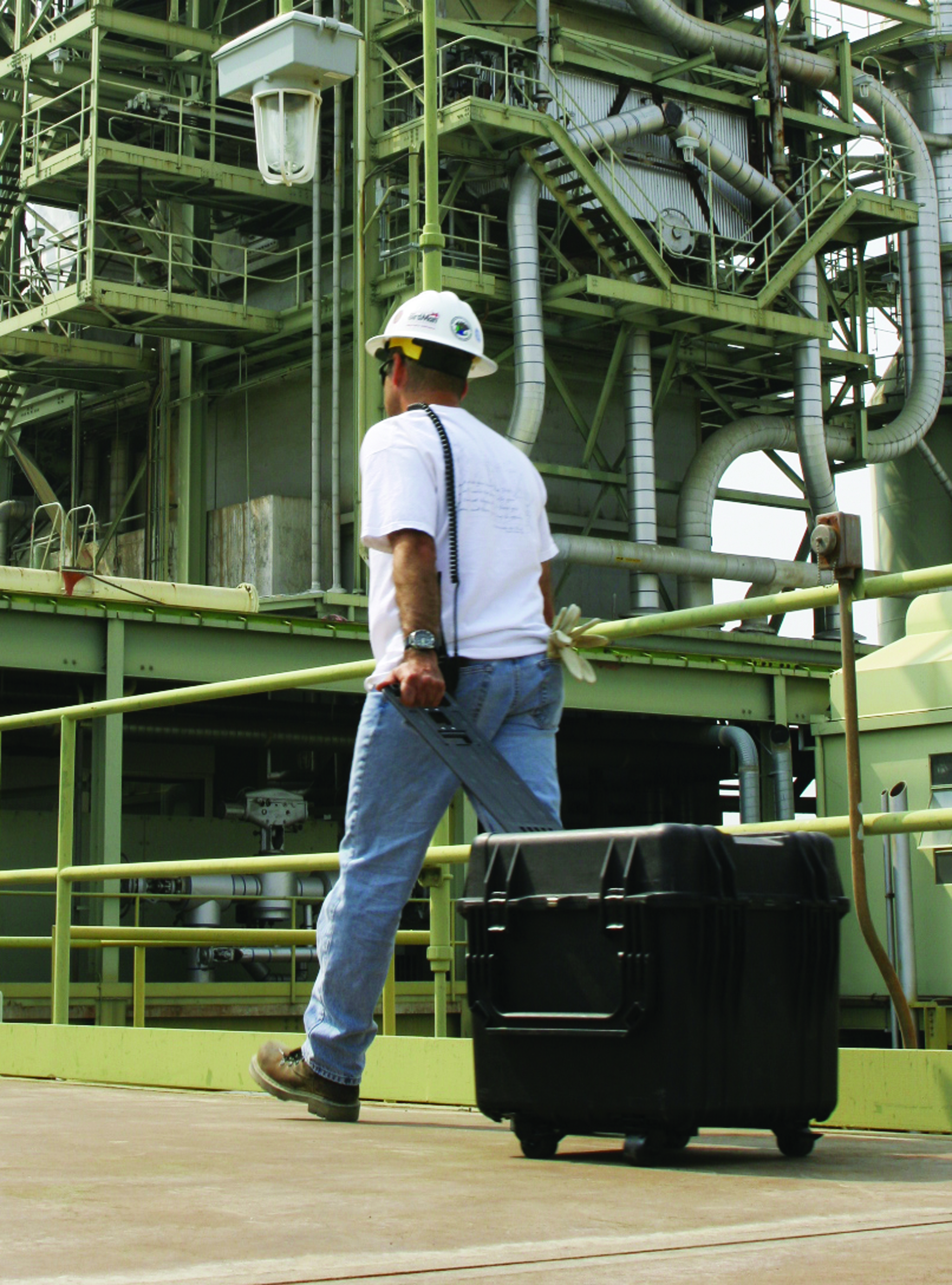 homme marchant avec valise transport a roues