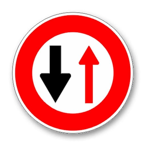 Panneau route prioritaire AB6 losange jaune et blanc installé sur un poteau en bord de route