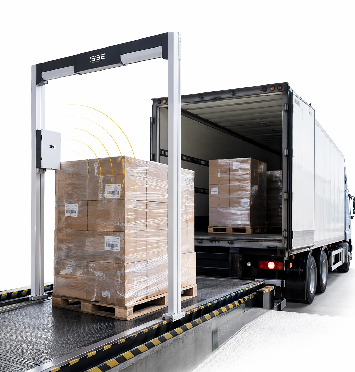 Chargement d'une palette &agrave; travers un portique RFID lors du cross-docking sur quai de transport