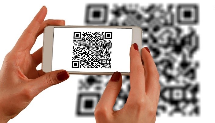 qr code flashe avec smartphone